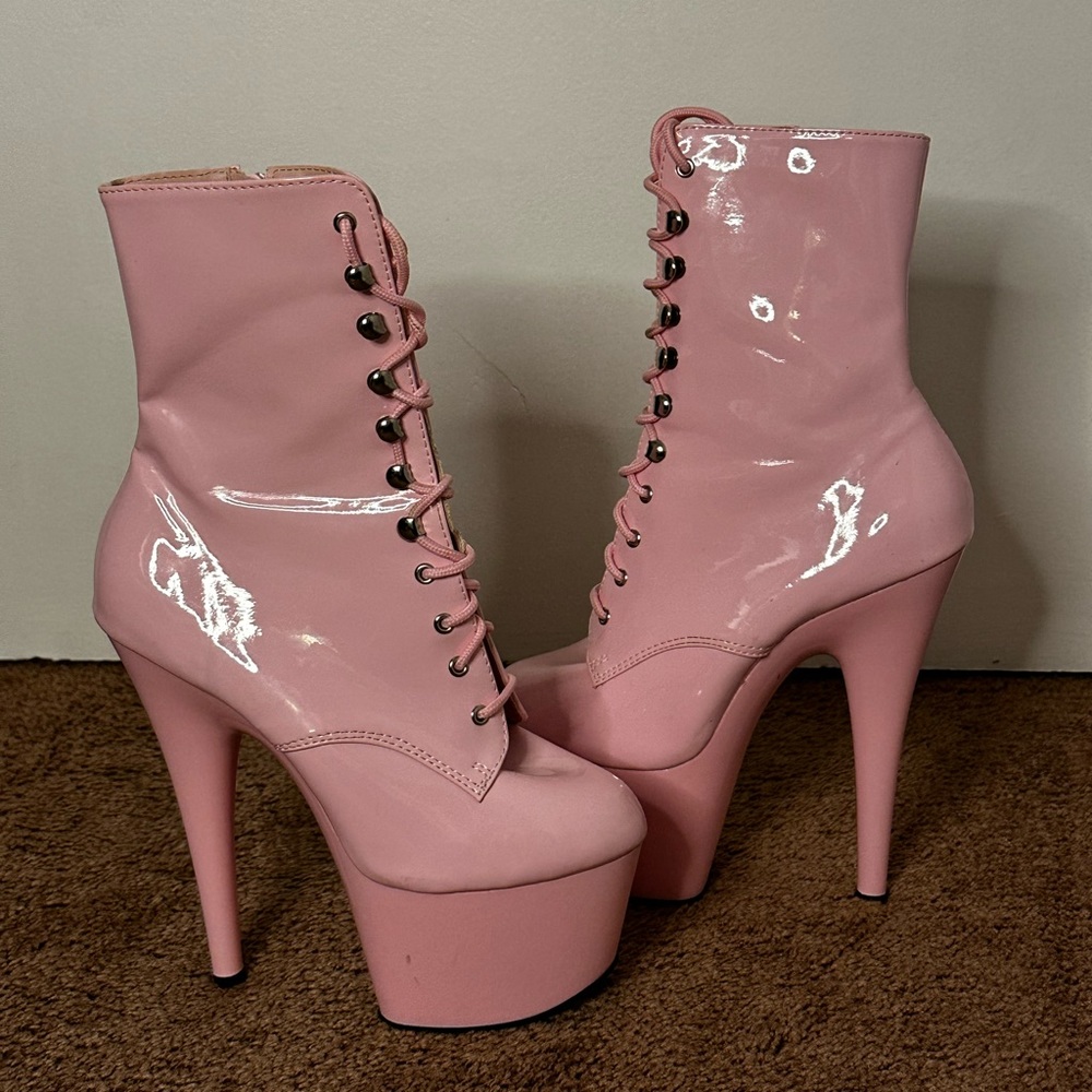 Pleaser boots ADORE-1020
Baby pink platform heel